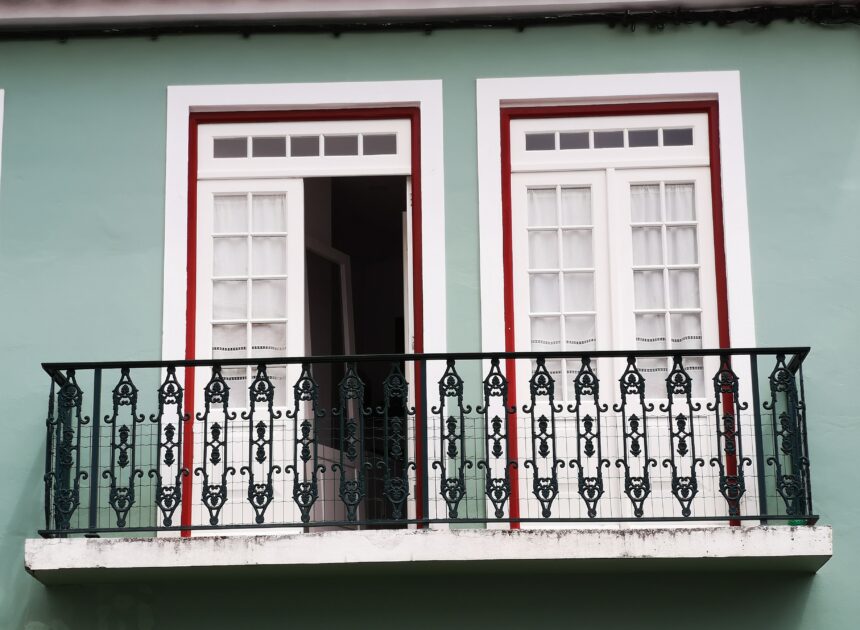 Balkon należy do mieszkania czy do wspólnoty? Od odpowiedzi zależy, kto zapłaci za remont